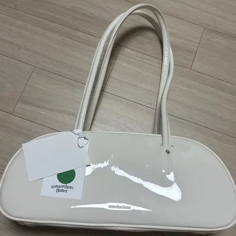 썸웨어버터 글로시 바게트백 아이보리 2