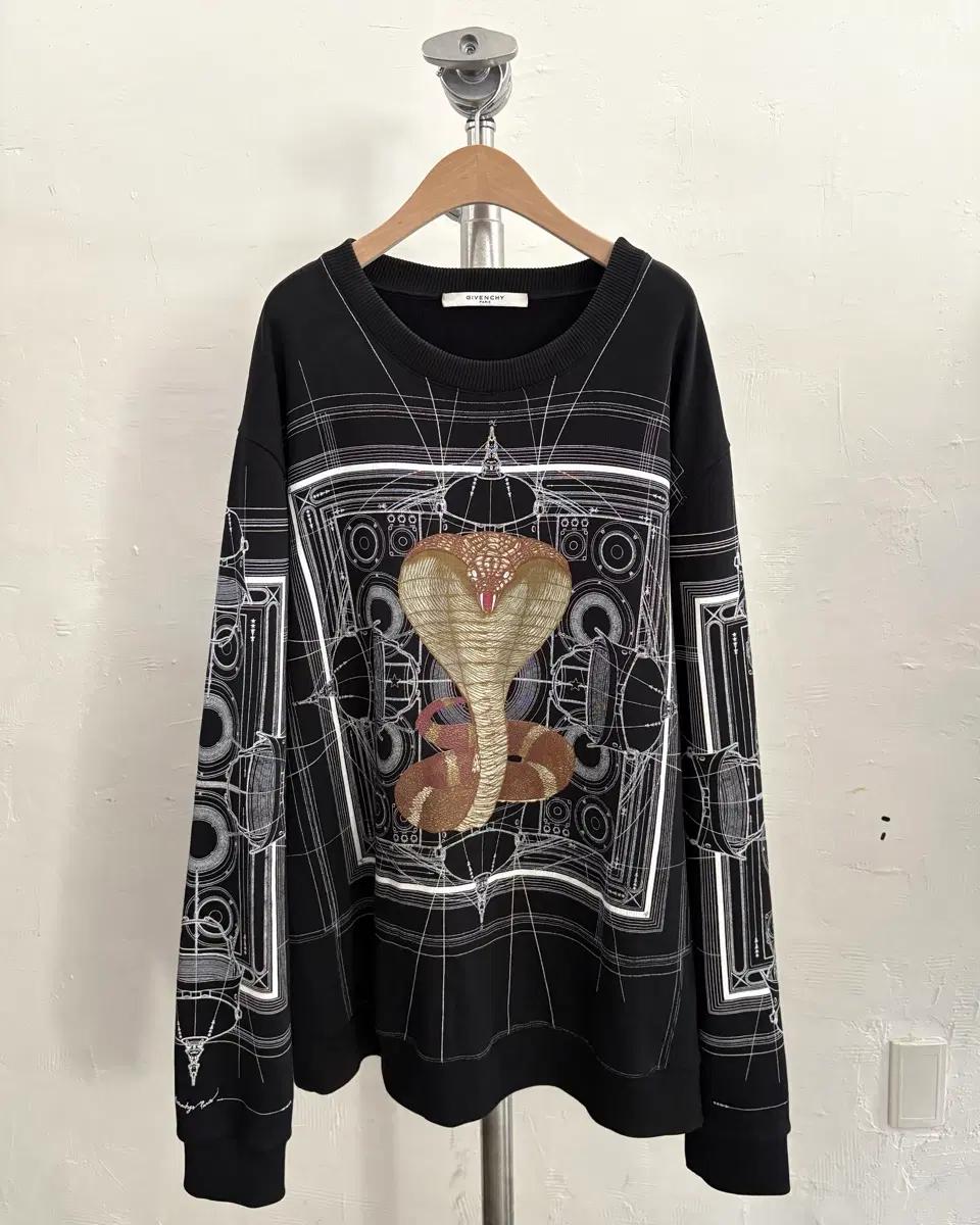Givenchy 지방시 블랙 스네이크 맨투맨 2
