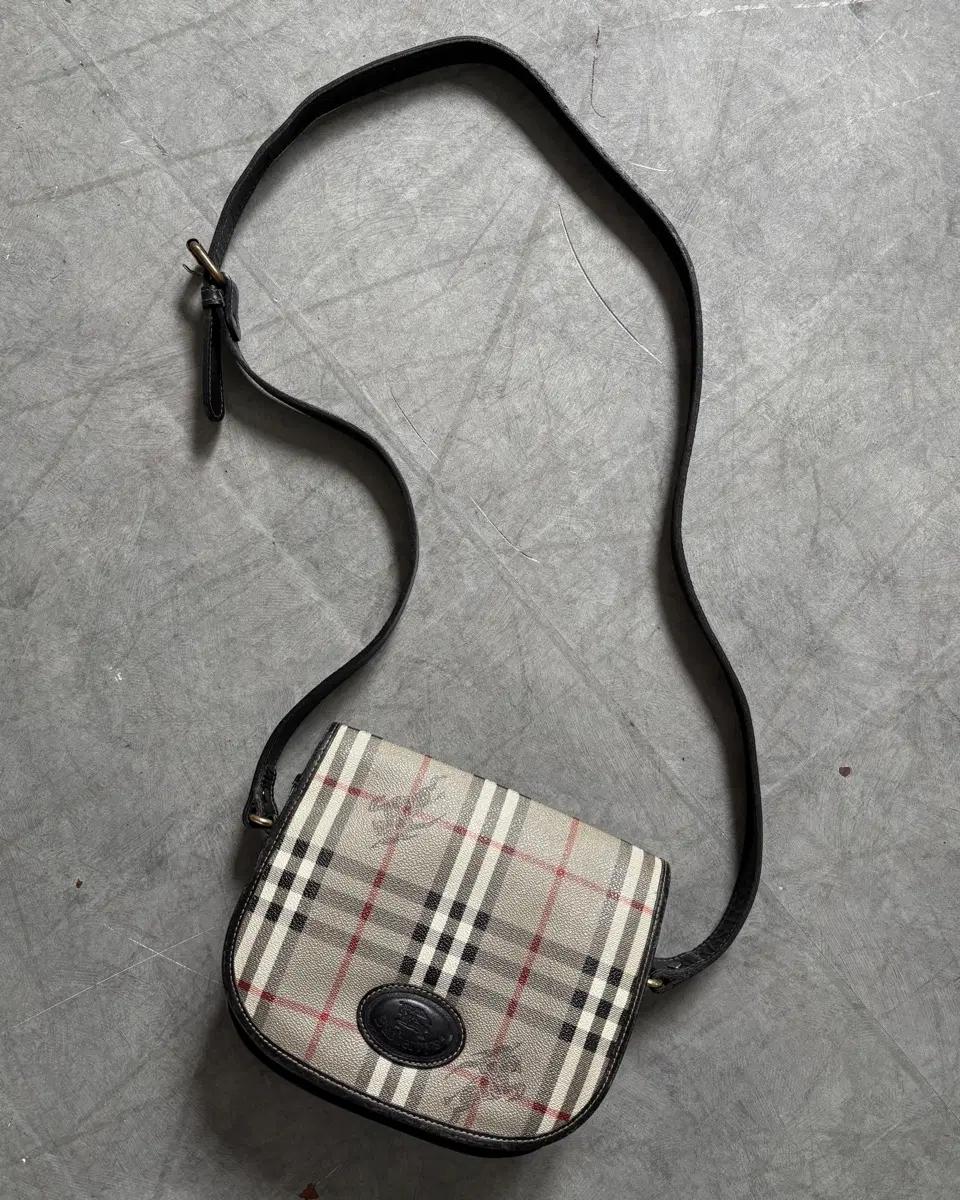 Burberry 버버리 그레이 노바체크 가죽 크로스백 2