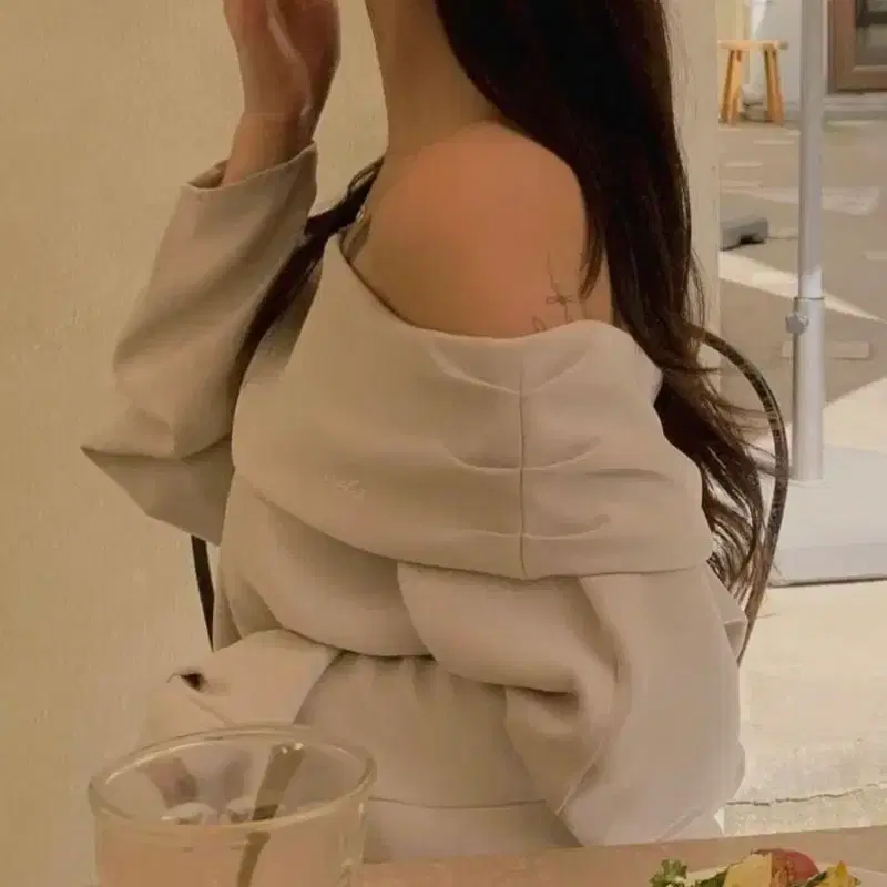 오디에스ODS BASE 베이스 오프숄더 블라우스 크림베이지 5