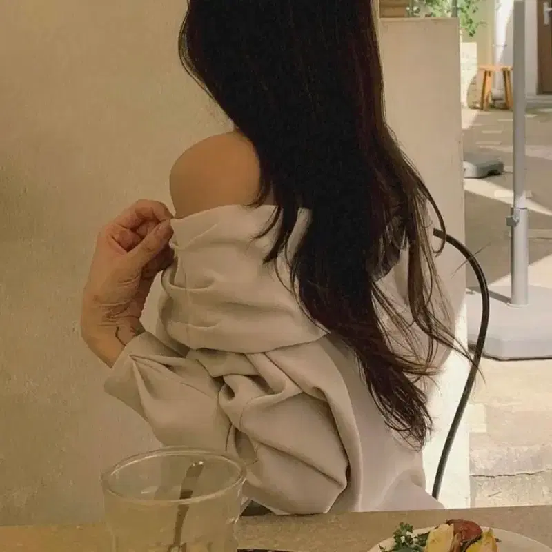 오디에스ODS BASE 베이스 오프숄더 블라우스 크림베이지 4