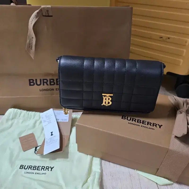 버버리 퀼팅 레더 체인 블랙 가방 2