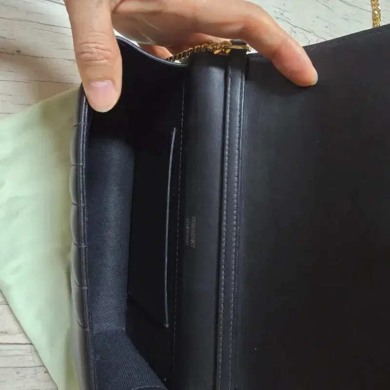 버버리 퀼팅 레더 체인 블랙 가방 9