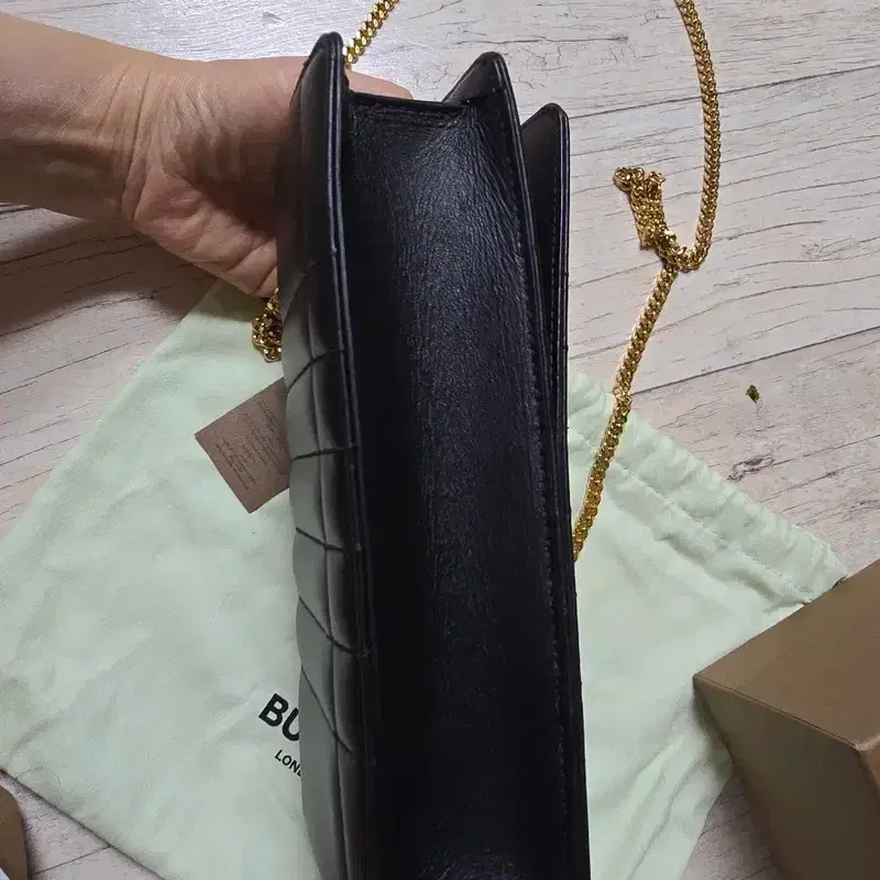 버버리 퀼팅 레더 체인 블랙 가방 7