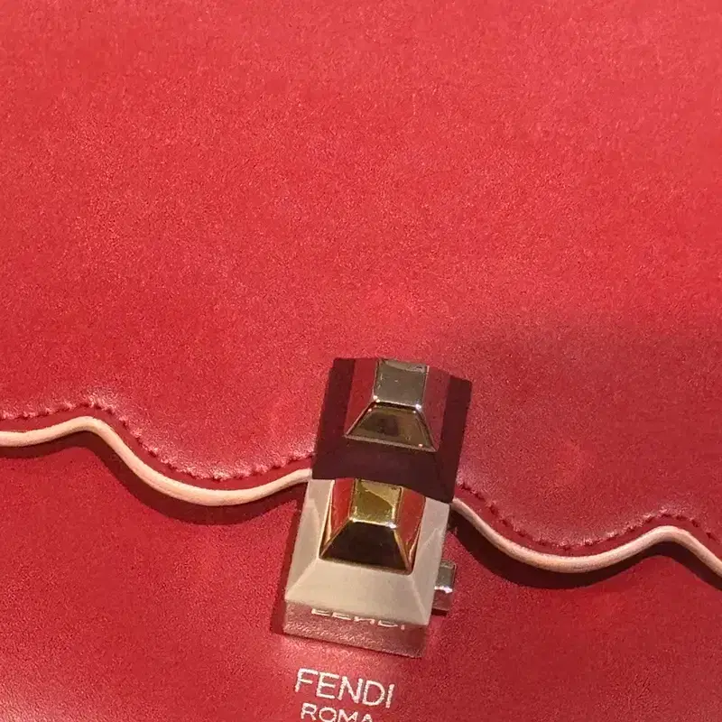 펜디 (Fendi) 칸아이 웨이브 숄더백 9