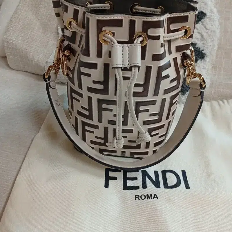 펜디 FF 버킷백 펜디 몬트레조 Fendi 정품 3