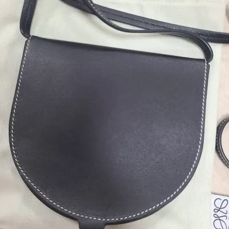 로에베 힐 파우치 스몰 4