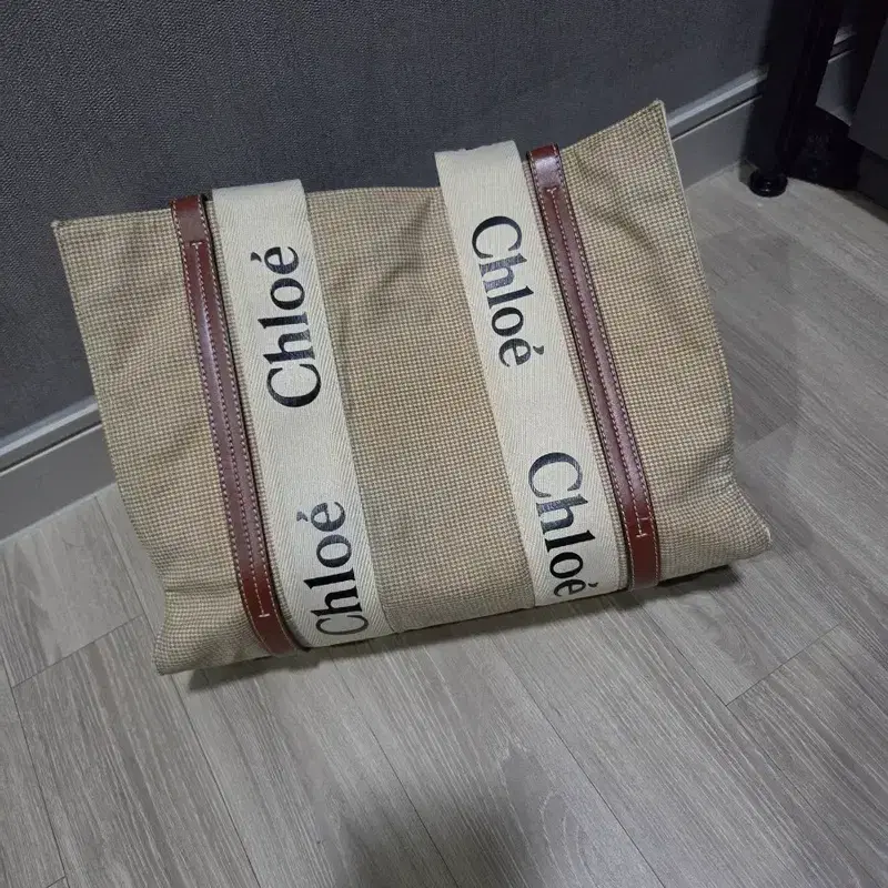 끌로에 우디 미디움 토트백 브라운 4