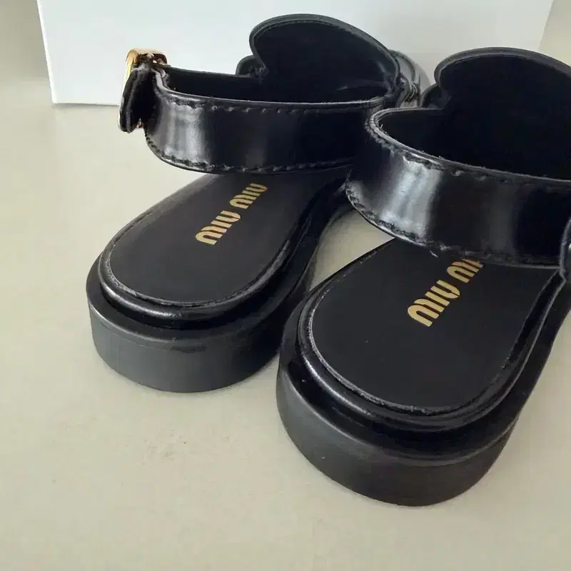 MiuMiu 미우미우 브러시드 가죽 슬링백 로퍼 5