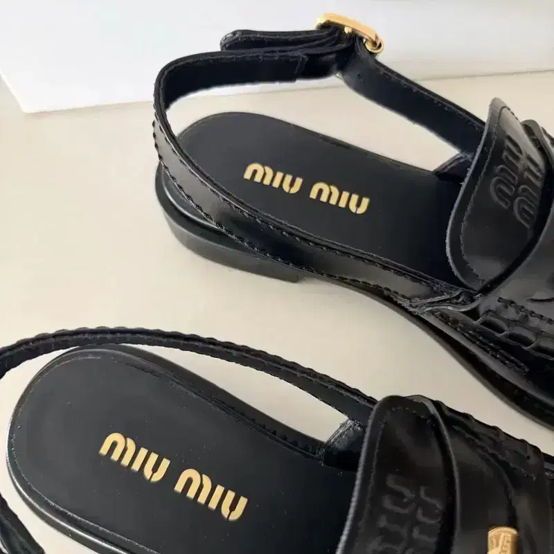 MiuMiu 미우미우 브러시드 가죽 슬링백 로퍼 4