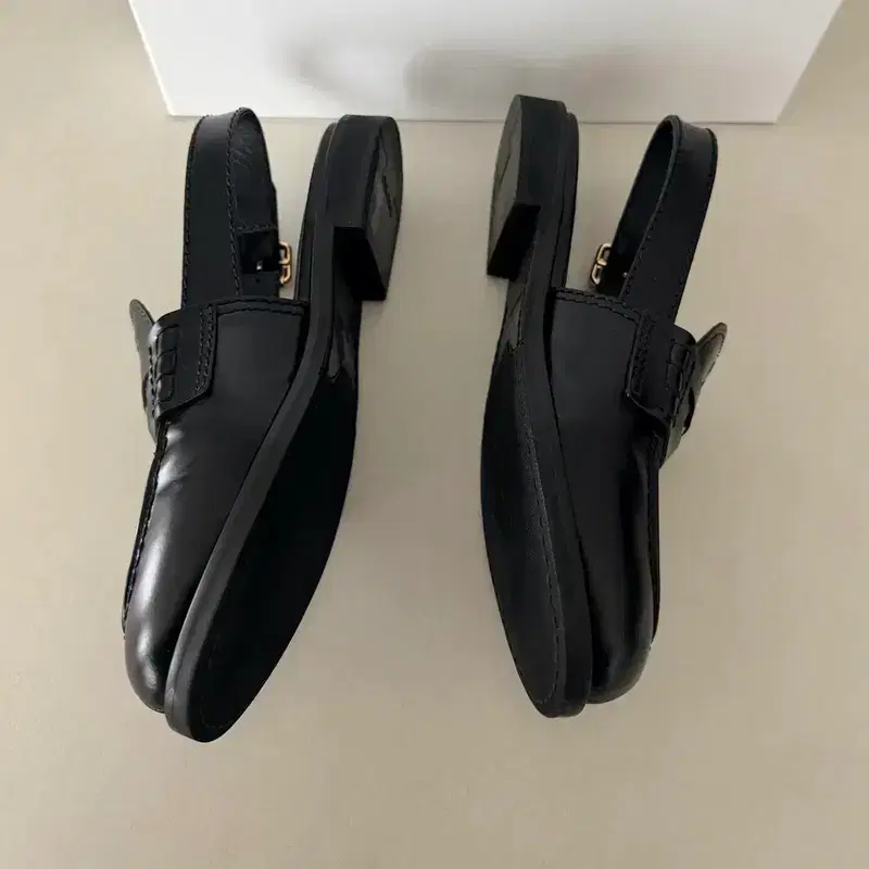 MiuMiu 미우미우 브러시드 가죽 슬링백 로퍼 7
