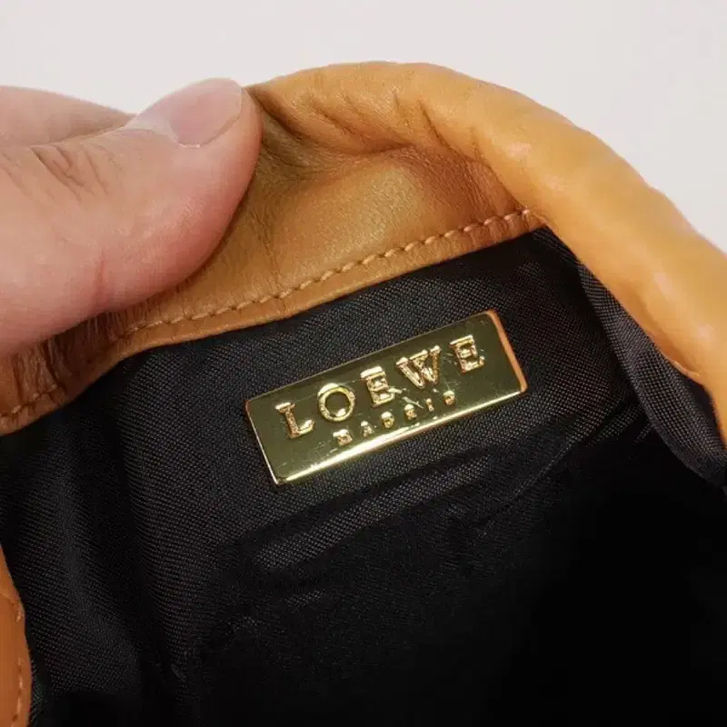 LOEWE 나파가죽 버킷백 9