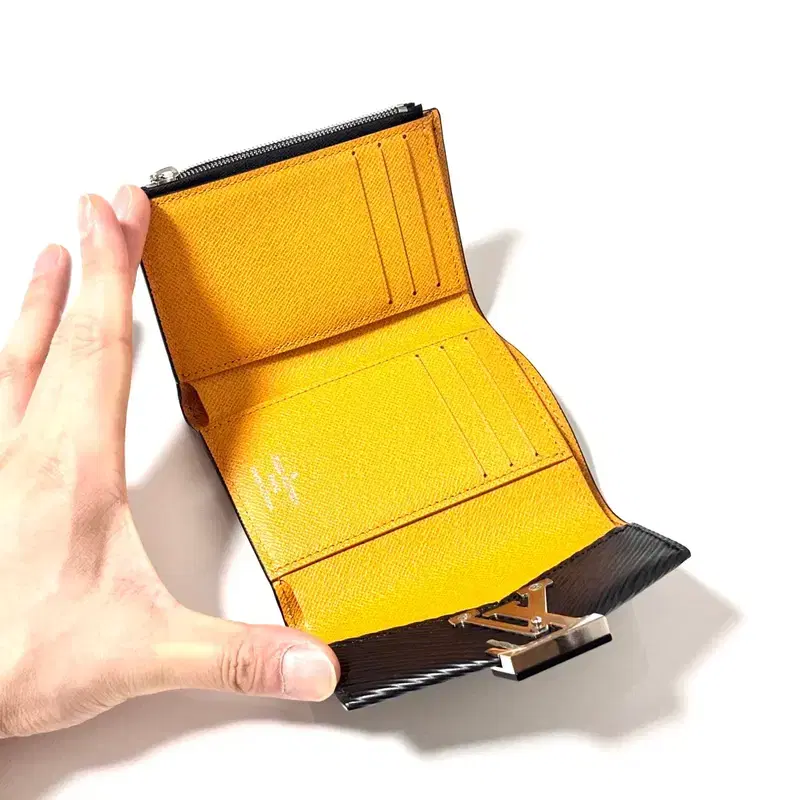 루이비통 LV 그르넬 컴팩트 에피 반지갑 8