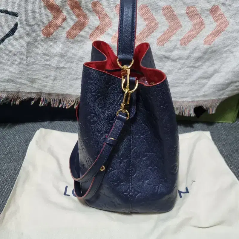 루이비통 앙프렝뜨 네오노에MM 버킷백 5