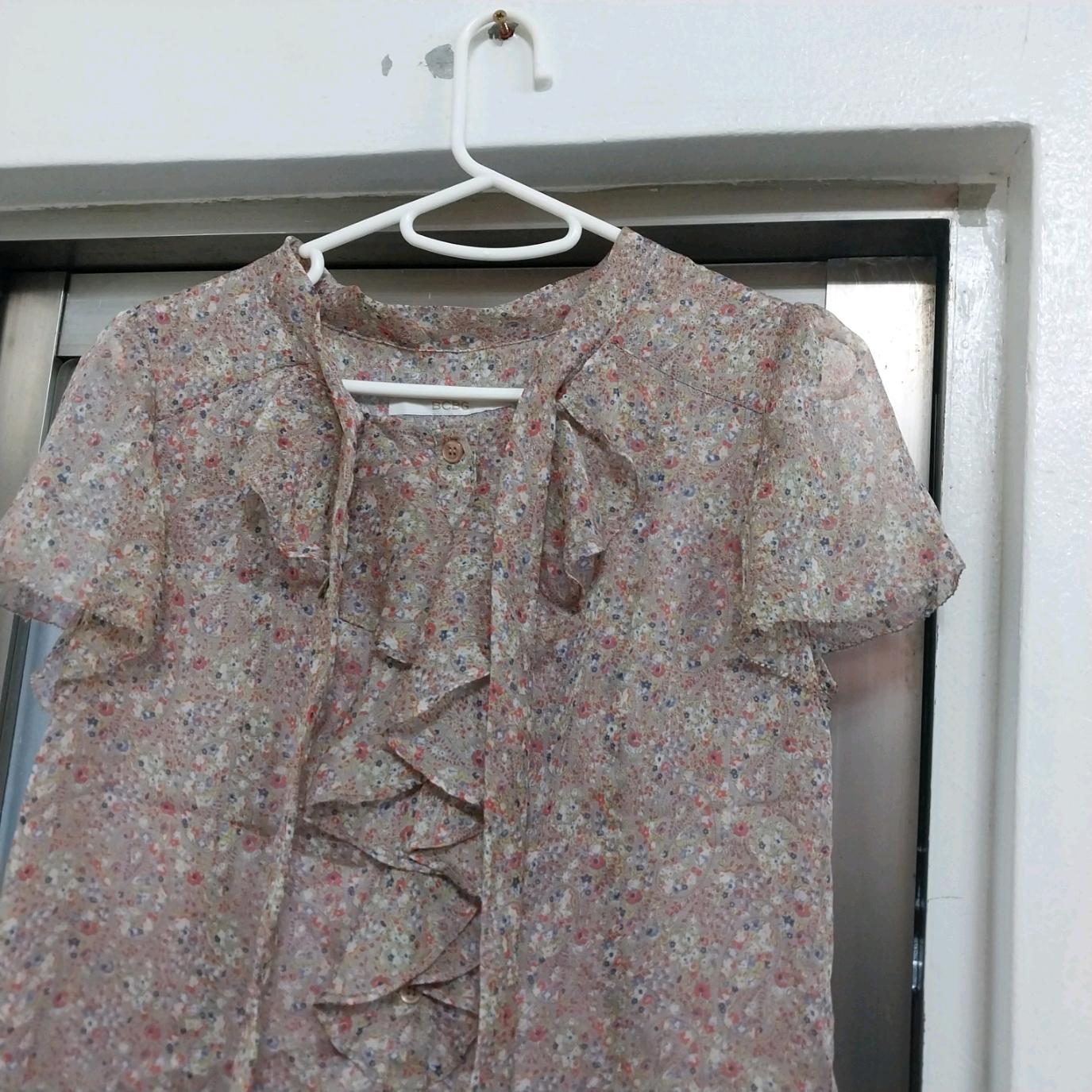 BCBG 잔꽃무늬 프릴 쉬폰 블라우스 66 3