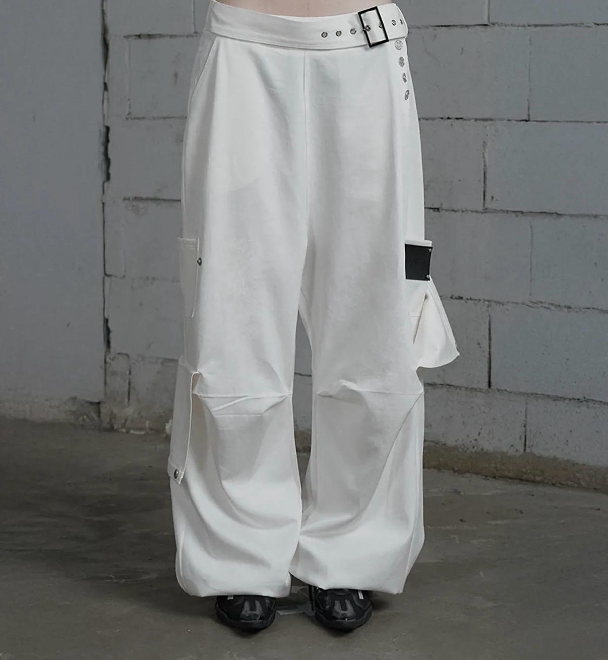 Belted Two-Pocket Cutline Oversized Pants (White) 2
