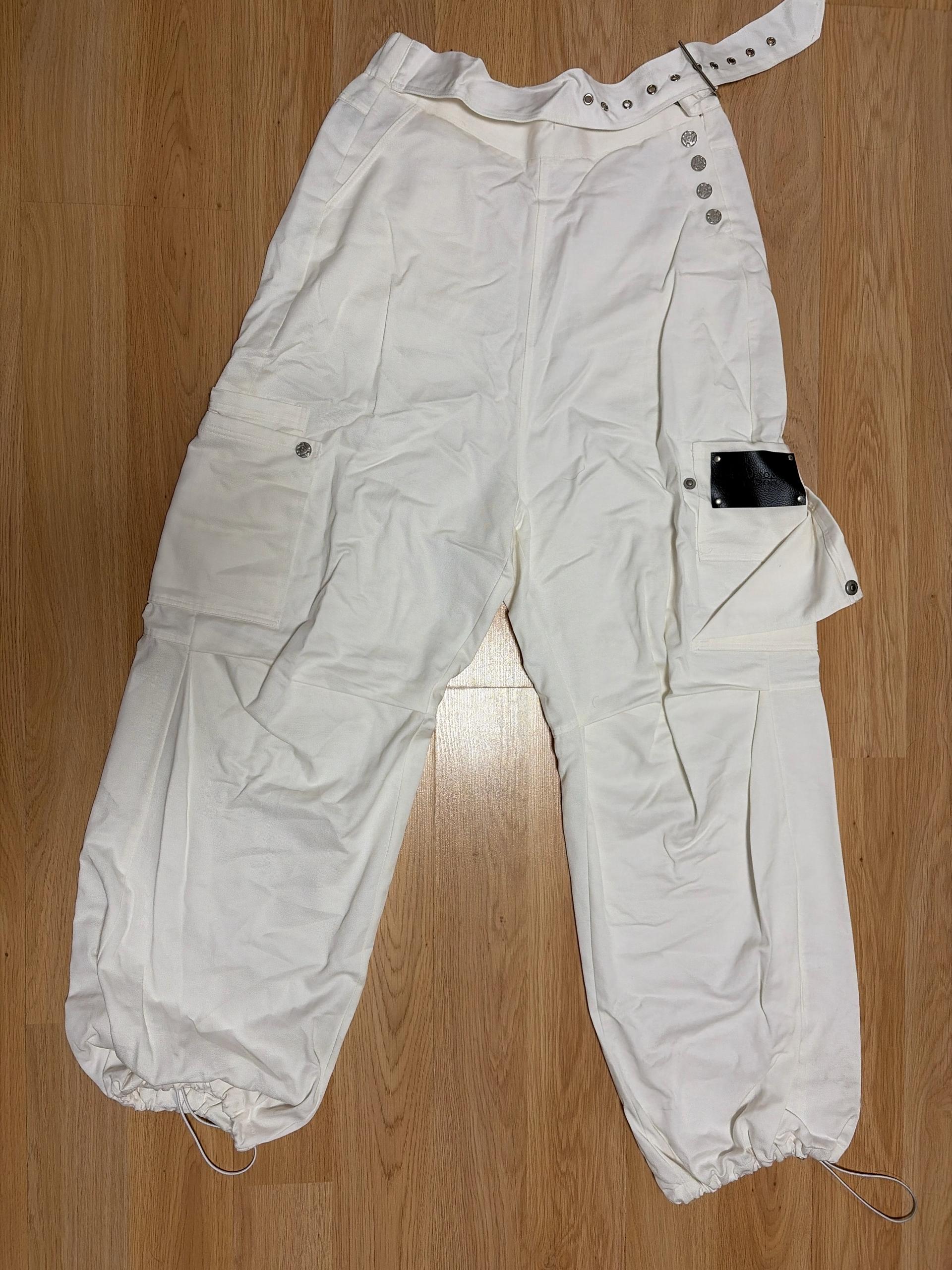 Belted Two-Pocket Cutline Oversized Pants (White) 5
