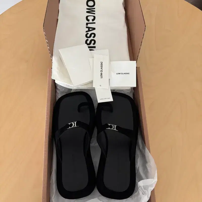 로우클래식 Logo Toe Loop Flip Flop Black 3