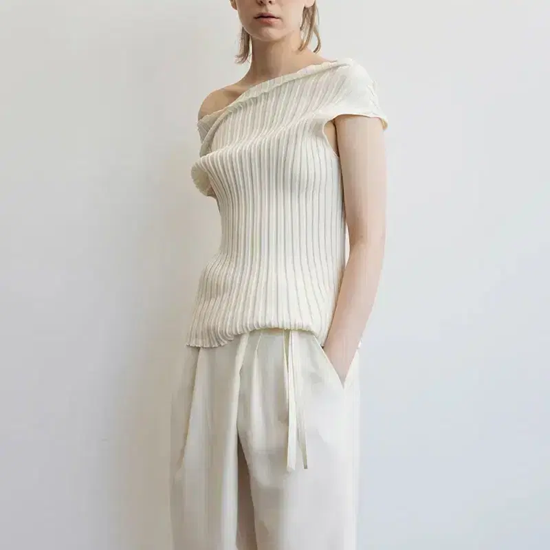 르917 MILLIE KNIT SLEEVELESS MOCKNECK TOP 2