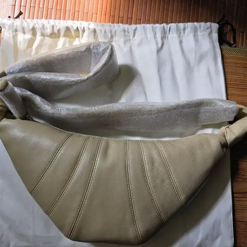 르메르 스몰 크로아상 매듭 숄더백 BG0003 LL095 BG011 4