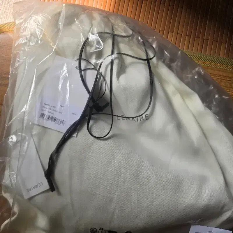 르메르 스몰 크로아상 매듭 숄더백 BG0003 LL095 BG011 3