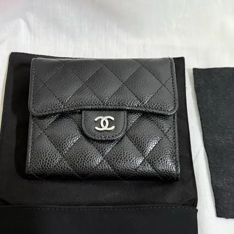 샤넬 클래식 캐비어 반지갑 은장 (chanel) 2