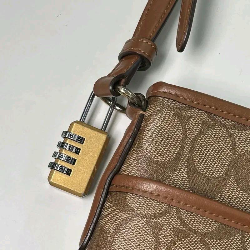 COACH 시그니처 크로스백 5