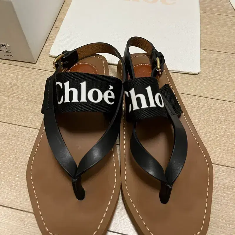 Chloe 우디 로고 스트랩 샌들 블랙 3
