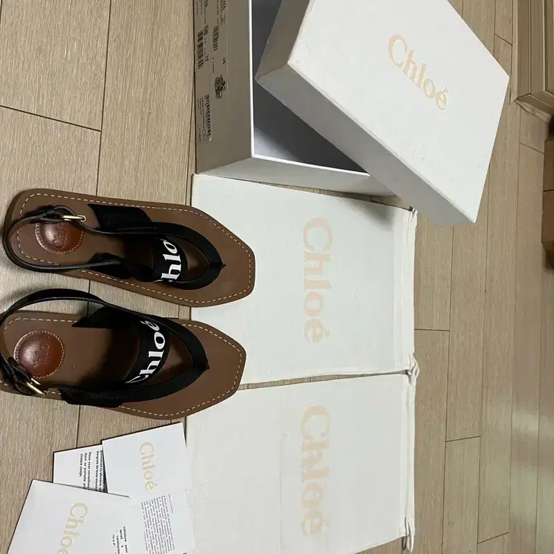Chloe 우디 로고 스트랩 샌들 블랙 2