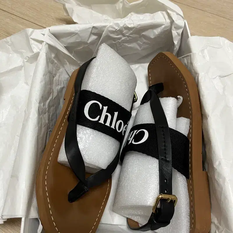 Chloe 우디 로고 스트랩 샌들 블랙 7