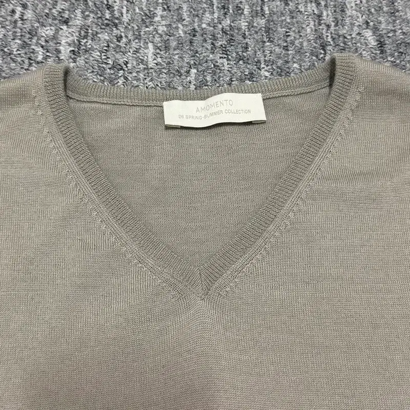 아모멘토 Wool V-neck Knit 울 브이 넥 니트 상의 라이트 카키 7