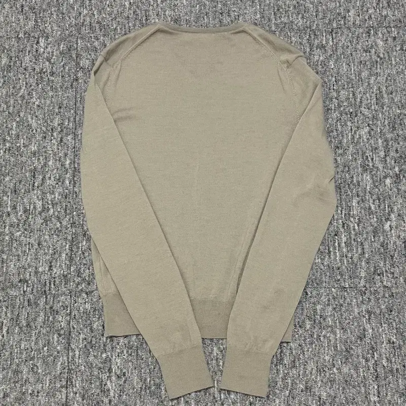 아모멘토 Wool V-neck Knit 울 브이 넥 니트 상의 라이트 카키 9