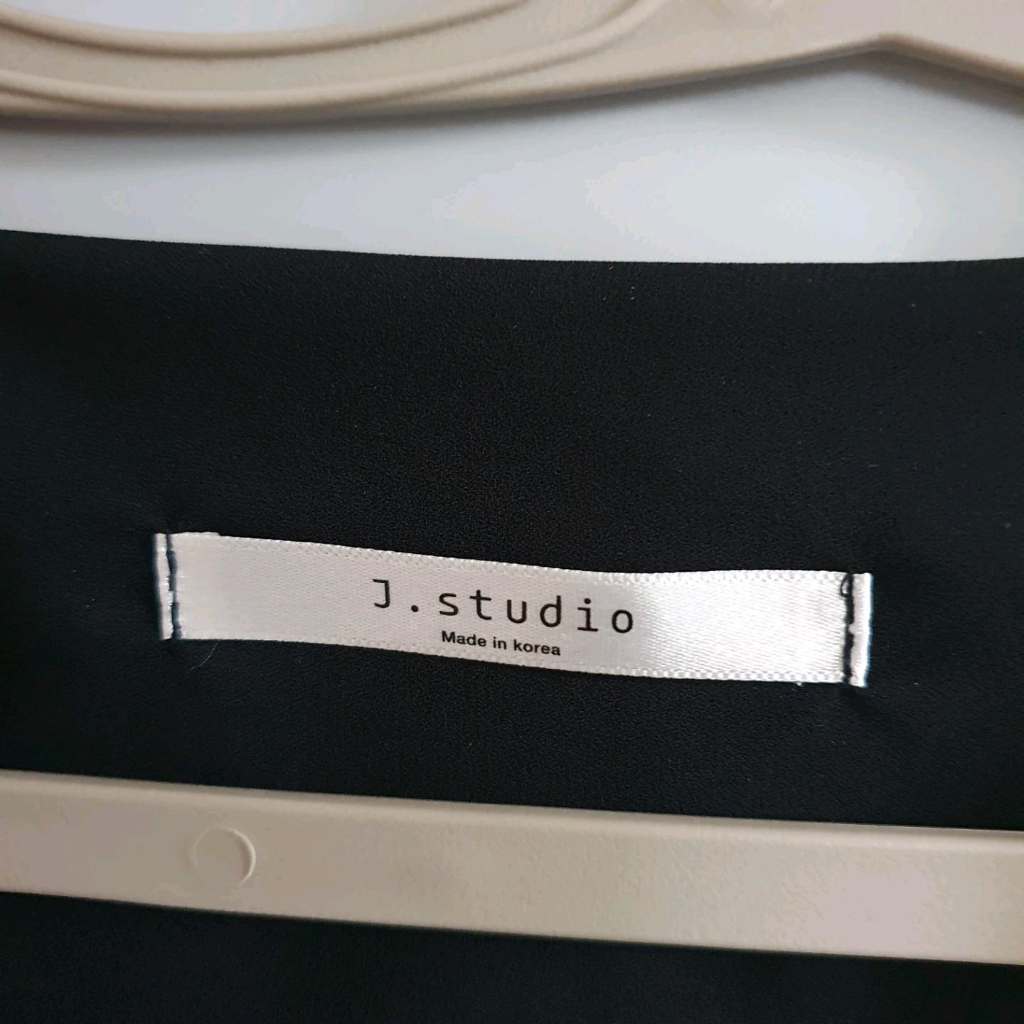 J.studio 블랙 스퀘어넥 퍼프 소매 블라우스 4