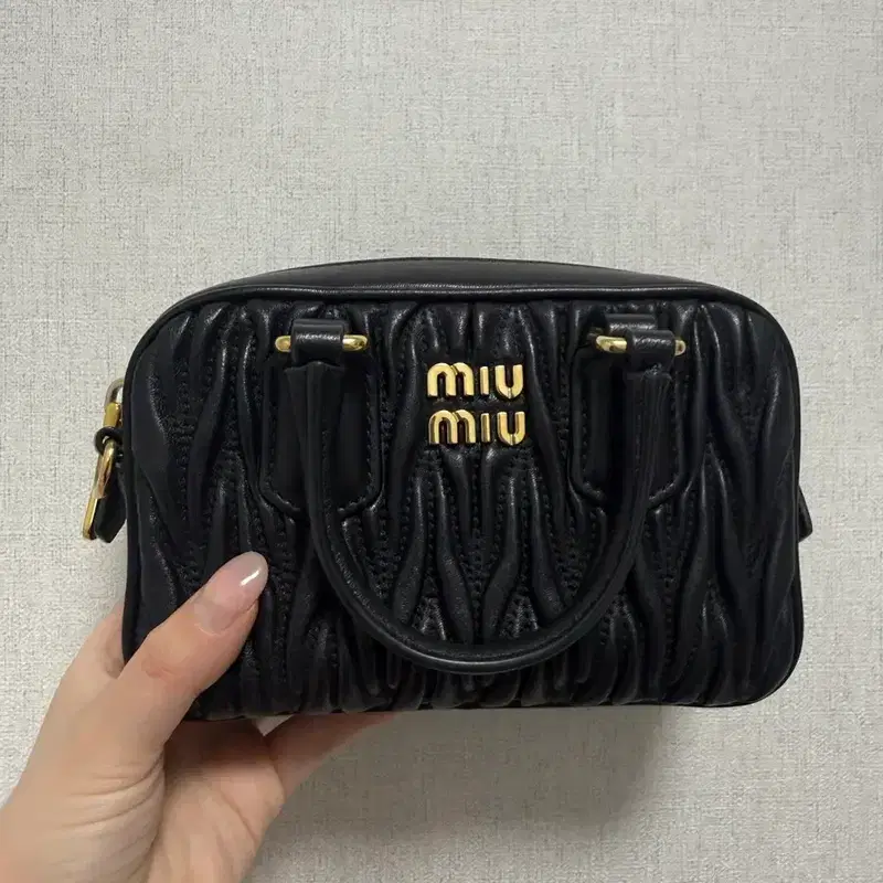 미우미우 마테라쎄 나파 가죽 탑 핸들 미니백 블랙 4