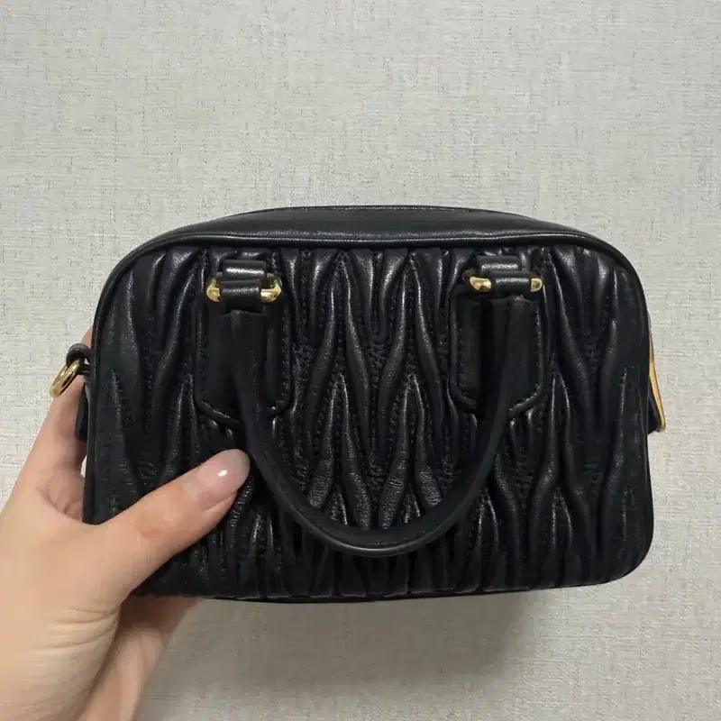 미우미우 마테라쎄 나파 가죽 탑 핸들 미니백 블랙 5