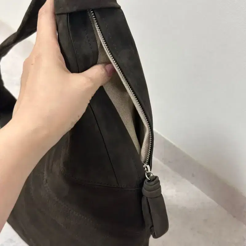 르메르 포춘 크루아상 누벅레더 에보니브라운 9