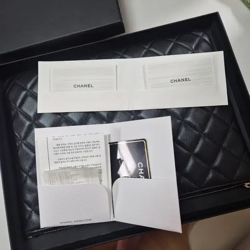 샤넬 클래식 뉴미디움 오케이스 클러치 캐비어 블랙 금장(22번대) 3
