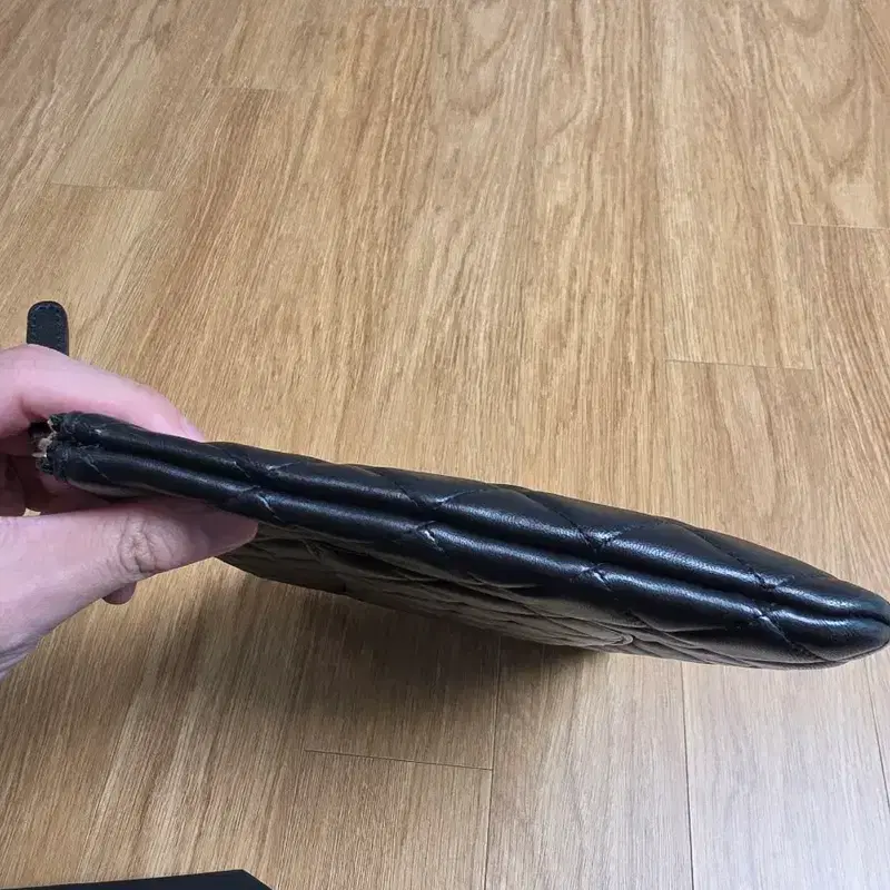 샤넬 클래식 뉴미디움 오케이스 클러치 캐비어 블랙 금장(22번대) 5
