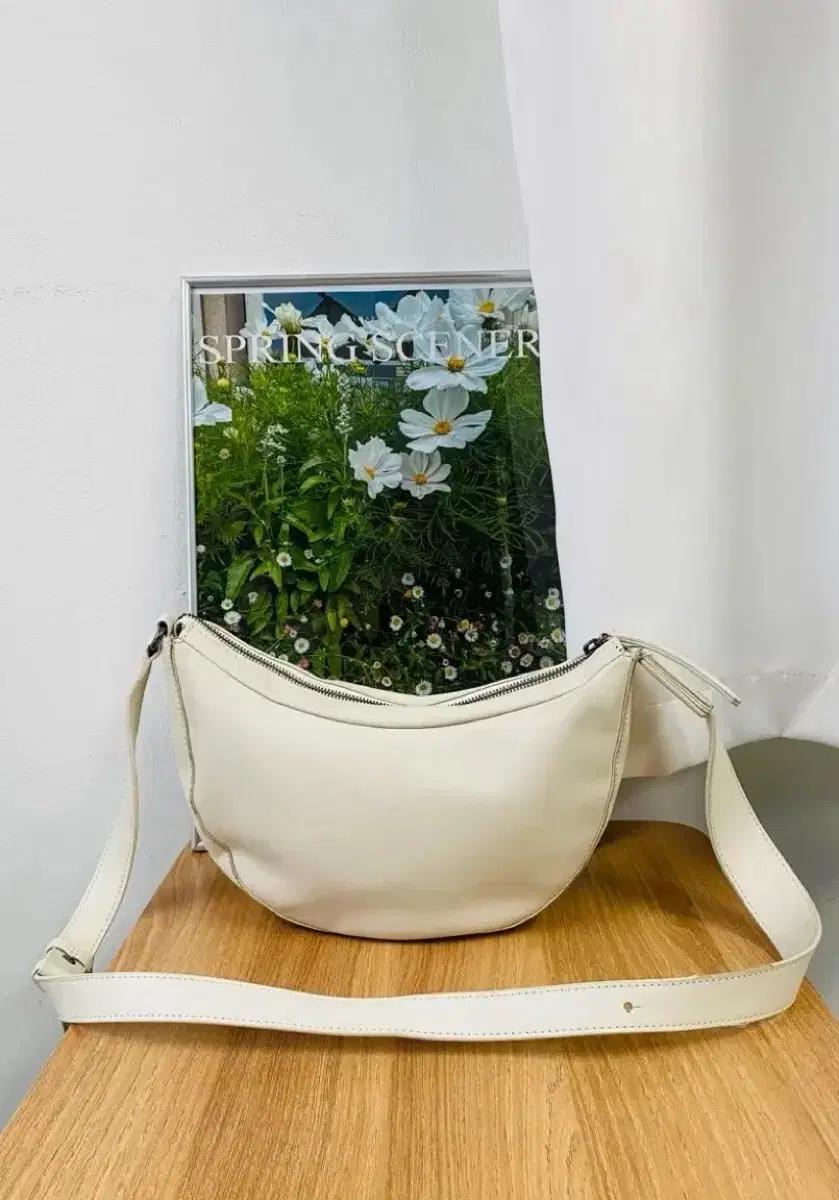 루즈앤라운지 화이트 반달 숄더백 2