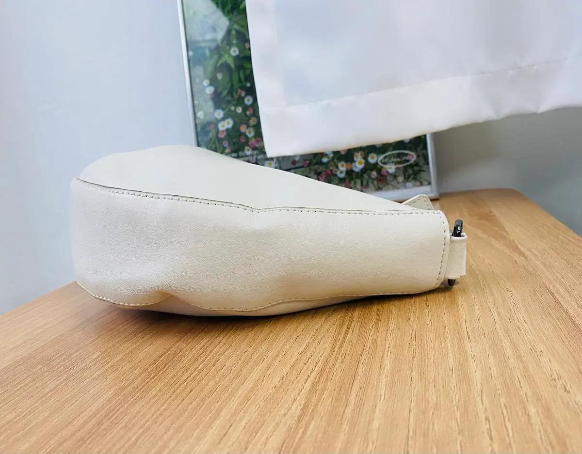 루즈앤라운지 화이트 반달 숄더백 7