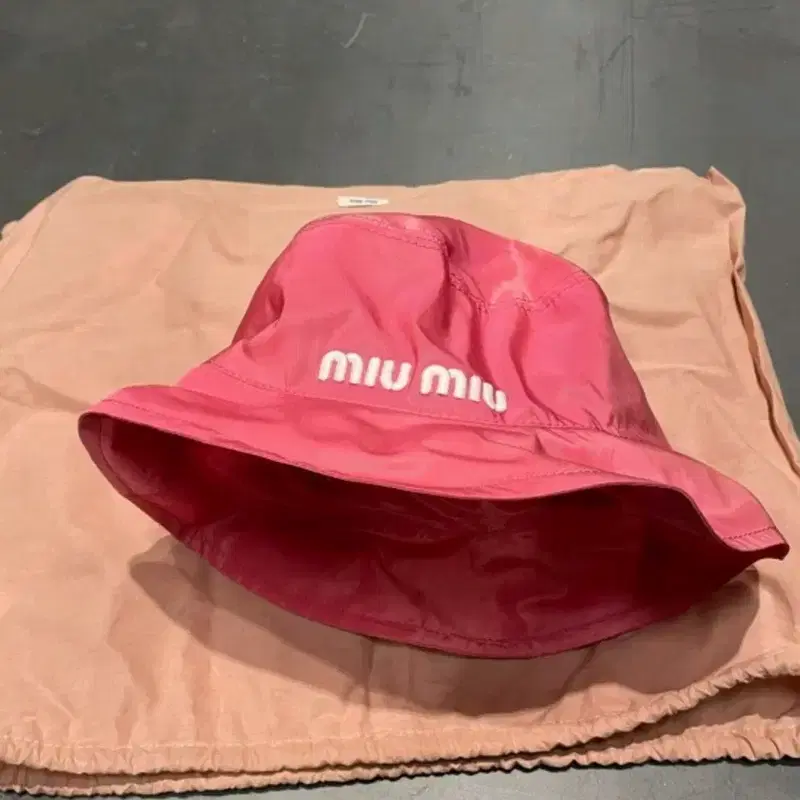(새상품)미우미우 나이론 버킷햇 S 정품 2