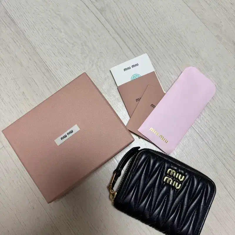 미우미우 마테라쎄 지퍼 반지갑 블랙 2