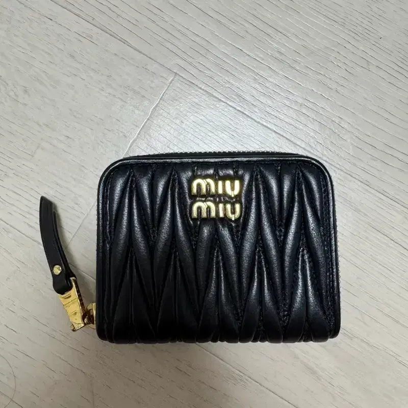 미우미우 마테라쎄 지퍼 반지갑 블랙 3
