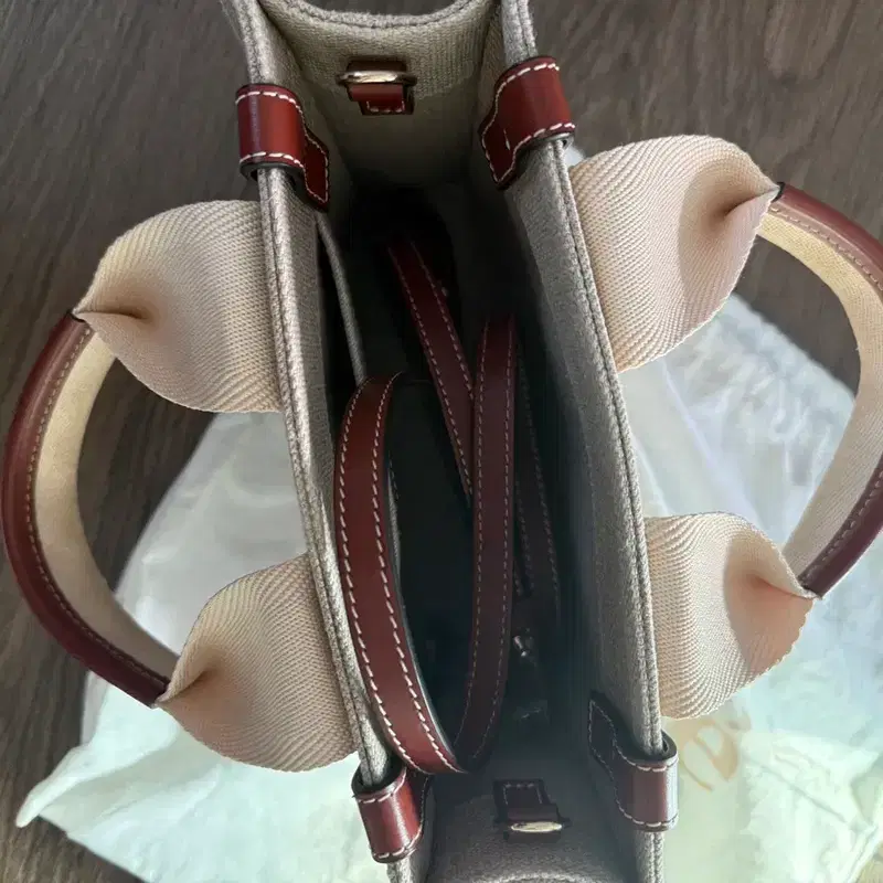 끌로에 우디 스몰 토트백 화이트 브라운 4