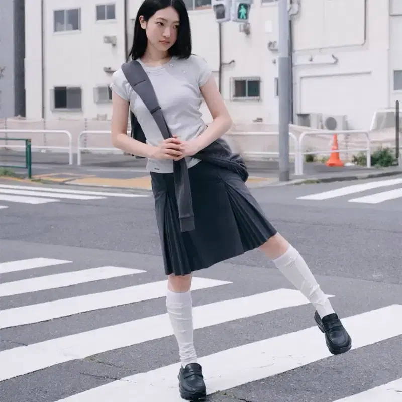 미세키서울 Hannah sweat shirt 크로스백 챠콜 2