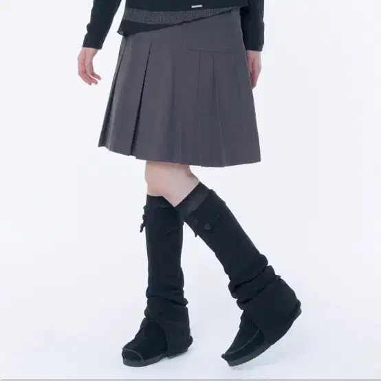 미세키서울 Pleats line pocket midi skirt CHARCOAL 2