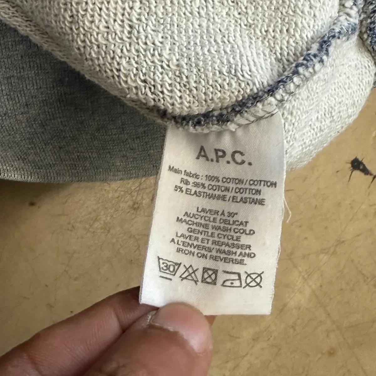 L A.P.C 아페쎄 레터링 맨투맨 6