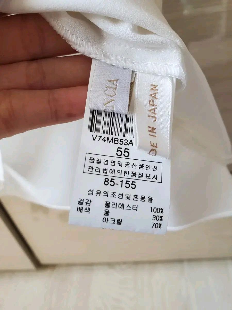 발렌시아가 브이넥 블라우스 55사이즈 4