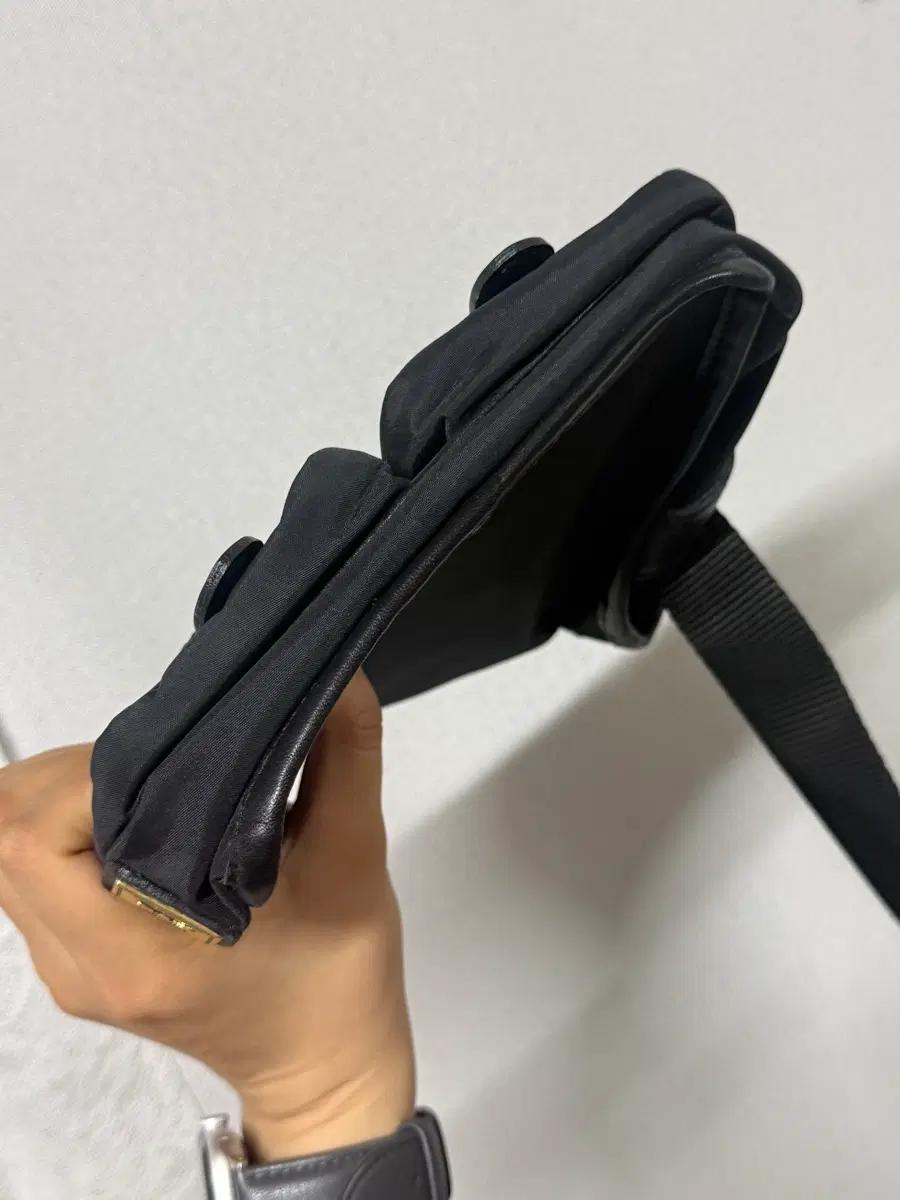 모스키노 골드 빅로고 버클포켓 나일론백 8