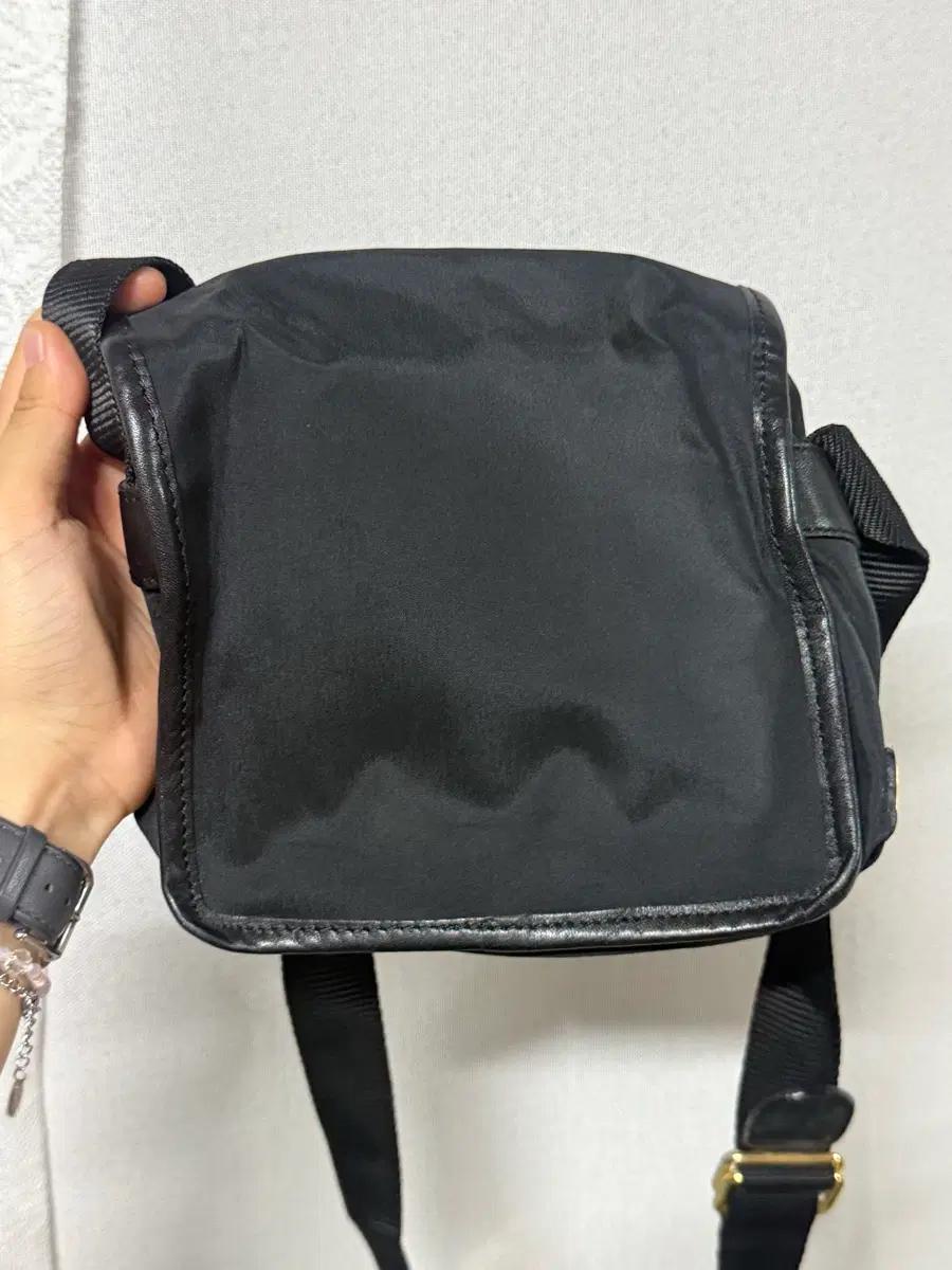 모스키노 골드 빅로고 버클포켓 나일론백 9